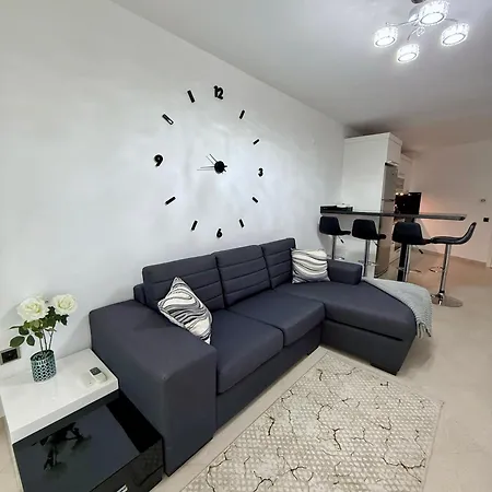 Sa Apartments! Beachfront With Sea View & Pool Apartman