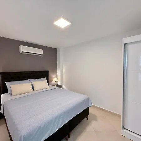 Sa Apartments! Beachfront With Sea View & Pool 아파트